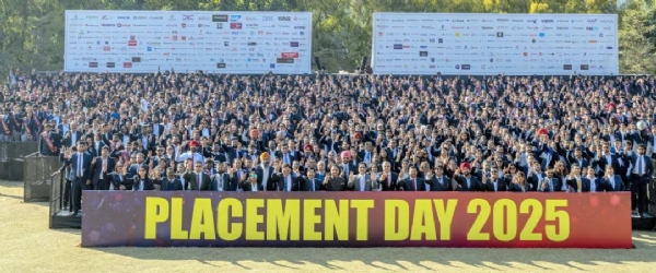 ਸੀ ਜੀ ਸੀ ਯੂਨੀਵਰਸਿਟੀ, ਮੋਹਾਲੀ ਵਿੱਚ ਆਯੋਜਿਤ ਪਲੇਸਮੈਂਟ ਡੇ 2025 ਦੌਰਾਨ ਵਿਦਿਆਰਥੀ, ਪ੍ਰਬੰਧਕ ਅਤੇ ਮਾਨਯੋਗ ਮਹਿਮਾਨ ਯਾਦਗਾਰ ਪਲਾਂ ਨੂੰ ਕੈਦ ਕਰਦੇ ਹੋਏ।