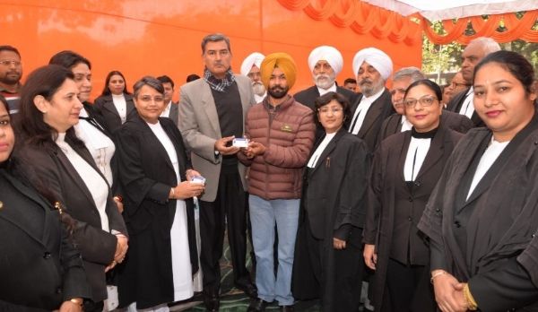 ਪੰਜਾਬ ਅਤੇ ਹਰਿਆਣਾ ਹਾਈ ਕੋਰਟ ਪਰਿਸਰ ਵਿੱਚ ਜਨ-ਕਲਿਆਣੀ ਸਹੂਲਤ ਕੈਂਪ ਦਾ ਉਦਘਾਟਨ ਕਰਦੇ ਹੋਏ ਚੀਫ ਜਸਟਿਸ।