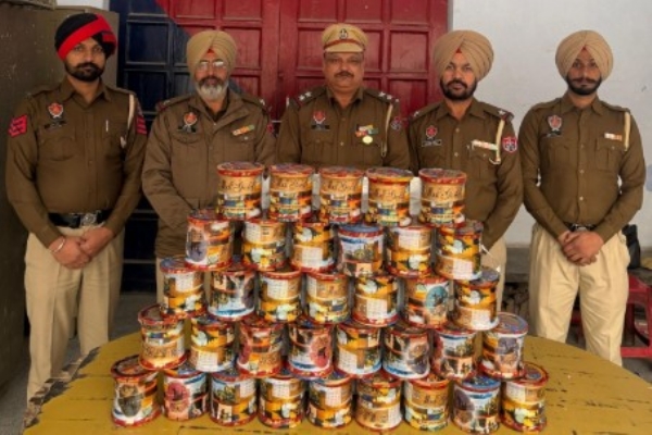 ਗੁਰਦਾਸਪੁਰ ਪੁਲਿਸ ਵਲੋਂ ਬਰਾਮਦ 35 ਪਾਬੰਦੀਸ਼ੁਦਾ ਚਾਈਨਾ ਡੋਰ ਦੇ ਗੱਟੂ।