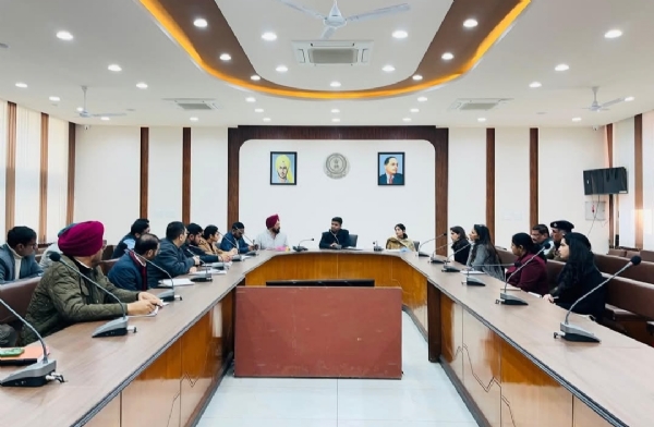 ਡਿਪਟੀ ਕਮਿਸ਼ਨਰ ਅਧਿਕਾਰੀਆਂ ਨਾਲ ਮੀਟਿੰਗ ਦੌਰਾਨ.