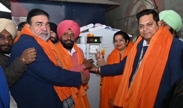 ਮੇਅਰ ਅਤੇ ਵਿਧਾਇਕਾਂ ਆਟੋਮੇਟਿਡ ਟ੍ਰੈਫਿਕ ਲਾਈਟਾਂ ਲਾਂਚ ਕਰਨ ਮੌਕੇ।