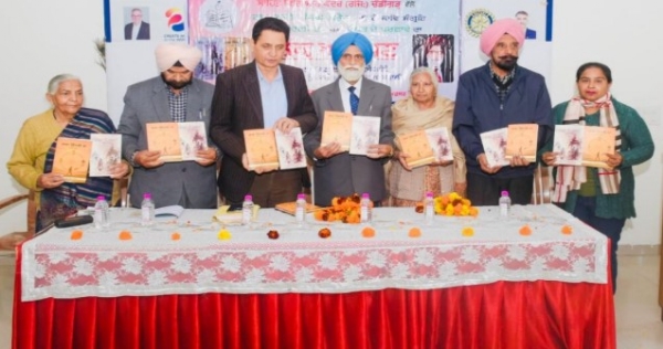ਡਾ. ਮਨਜੀਤ ਸਿੰਘ ਮਝੈਲ ਦੀਆਂ ਦੋ ਪੁਸਤਕਾਂ ਲੋਕ ਅਰਪਣ ਕੀਤੇ ਜਾਣ ਦਾ ਦ੍ਰਿਸ਼।