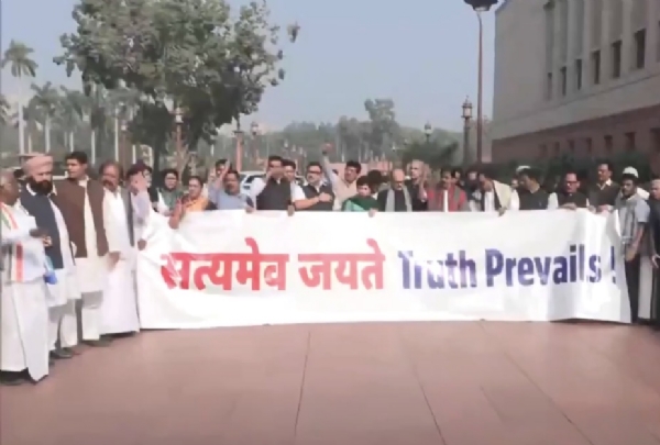 ਸੰਸਦ ਭਵਨ ਕੰਪਲੈਕਸ ਵਿੱਚ ਵਿਰੋਧ ਪ੍ਰਦਰਸ਼ਨ ਕਰਦੇ ਹੋਏ ਵਿਰੋਧੀ ਧਿਰ ਦੇ ਸੰਸਦ ਮੈਂਬਰ। ਸੰਸਦ ਭਵਨ ਕੰਪਲੈਕਸ ਵਿੱਚ ਵਿਰੋਧ ਪ੍ਰਦਰਸ਼ਨ ਕਰਦੇ ਹੋਏ ਵਿਰੋਧੀ ਧਿਰ ਦੇ ਸੰਸਦ ਮੈਂਬਰ।