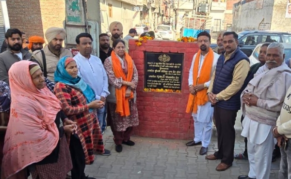 ਵਿਧਾਇਕ ਛੀਨਾ 24.87 ਲੱਖ ਰੁਪਏ ਦੀ ਲਾਗਤ ਵਾਲੇ ਦੋ ਪ੍ਰੋਜੈਕਟਾਂ ਦਾ ਉਦਘਾਟਨ ਕਰਨ ਮੌਕੇ।