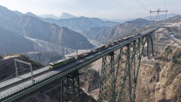 ਭਾਰਤੀ ਫੌਜ ਨੇ ਇੱਕ ਵਿਸ਼ੇਸ਼ ਫੌਜੀ ਰੇਲਗੱਡੀ ਰਾਹੀਂ ਟੈਂਕ, ਤੋਪਖਾਨਾ ਅਤੇ ਇੰਜੀਨੀਅਰਿੰਗ ਉਪਕਰਣ ਸਫਲਤਾਪੂਰਵਕ ਕਸ਼ਮੀਰ ਘਾਟੀ ਵਿੱਚ ਪਹੁੰਚਾਏ।