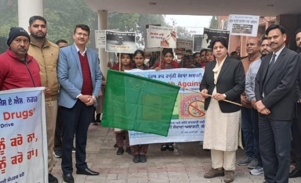 ਯੂਥ ਅਗੇਂਸਟ ਡਰੱਗ ਮੁਹਿੰਮ ਅਧੀਨ ਜਾਗਰੂਕਤਾ ਰੈਲੀ ਨੂੰ ਹਰੀ ਝੰਡੀ ਦਿੰਦੇ ਹੋਏ ਜਿਲਾ ਸ਼ੈਸ਼ਨ ਜੱਜ। ਯੂਥ ਅਗੇਂਸਟ ਡਰੱਗ ਮੁਹਿੰਮ ਅਧੀਨ ਜਾਗਰੂਕਤਾ ਰੈਲੀ ਨੂੰ ਹਰੀ ਝੰਡੀ ਦਿੰਦੇ ਹੋਏ ਜਿਲਾ ਸ਼ੈਸ਼ਨ ਜੱਜ।