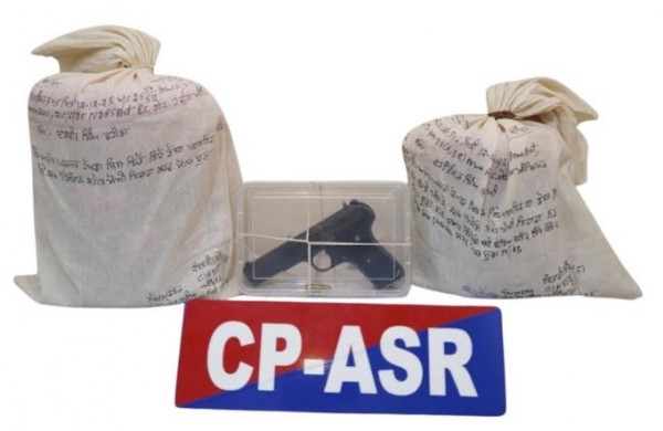 ਅੰਮ੍ਰਿਤਸਰ ਪੁਲਿਸ ਵਲੋਂ ਬਰਾਮਦ 4.5 ਕਿਲੋ ਹੈਰੋਇਨ, ਇੱਕ ਪਿਸਤੌਲ।