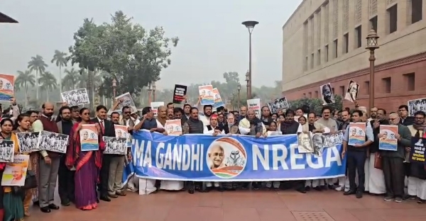 ਸੰਸਦ ਭਵਨ ਕੰਪਲੈਕਸ ਵਿੱਚ ਪ੍ਰਦਰਸ਼ਨ ਕਰਦੇ ਇੰਡੀ ਗੱਠਜੋੜ ਦੇ ਸੰਸਦ ਮੈਂਬਰ