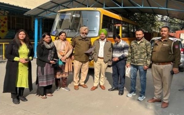 ਸੇਫ ਸਕੂਲ ਵਾਹਨ ਪਾਲਿਸੀ ਤਹਿਤ ਸੈਕਟਰ-32 ਵਿਖੇ ਸਕੂਲੀ ਬੱਸਾਂ ਦੀ ਚੈਕਿੰਗ ਕੀਤੇ ਜਾਣ ਦਾ ਦ੍ਰਿਸ਼।