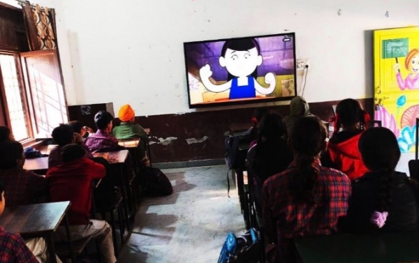 ਬੱਚਿਆਂ ਨਾਲ ਜਿਨਸੀ ਸ਼ੋਸ਼ਣ ਵਿਰੁੱਧ ਜ਼ਿਲ੍ਹਾ ਸੰਗਰੂਰ ਦੇ ਸਰਕਾਰੀ ਸਕੂਲਾਂ ’ਚ ਜਾਗਰੂਕਤਾ ਸਬੰਧੀ “ਕੋਮਲ” ਫਿਲਮ ਦਿਖਾਏ ਜਾਣ ਦਾ ਦ੍ਰਿਸ਼।