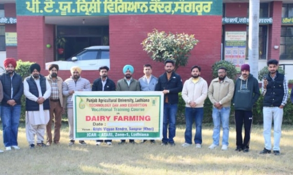 ਪੀ.ਏ.ਯੂ.- ਕ੍ਰਿਸ਼ੀ ਵਿਗਿਆਨ ਕੇਂਦਰ, ਸੰਗਰੂਰ ਵਲੋਂ ਕਰਵਾਏ ਗਏ ਡੇਅਰੀ ਫਾਰਮਿੰਗ ਸੰਬੰਧੀ ਕਿੱਤਾਮੁਖੀ ਸਿਖਲਾਈ ਕੋਰਸ ਉਪਰੰਤ ਨੌਵਜਾਨ। ਪੀ.ਏ.ਯੂ.- ਕ੍ਰਿਸ਼ੀ ਵਿਗਿਆਨ ਕੇਂਦਰ, ਸੰਗਰੂਰ ਵਲੋਂ ਕਰਵਾਏ ਗਏ ਡੇਅਰੀ ਫਾਰਮਿੰਗ ਸੰਬੰਧੀ ਕਿੱਤਾਮੁਖੀ ਸਿਖਲਾਈ ਕੋਰਸ ਉਪਰੰਤ ਨੌਵਜਾਨ।