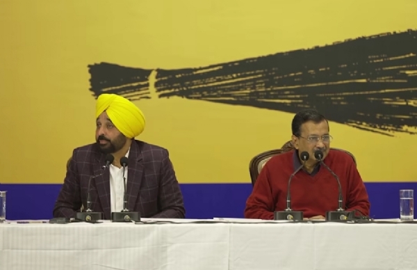 ਆਪ ਪਾਰਟੀ ਸੁਪਰੀਮੋ ਅਰਵਿੰਦ ਕੇਜਰੀਵਾਲ ਅਤੇ ਨਾਲ ਹਨ ਮੁੱਖ ਮੰਤਰੀ ਭਗਵੰਤ ਮਾਨ।