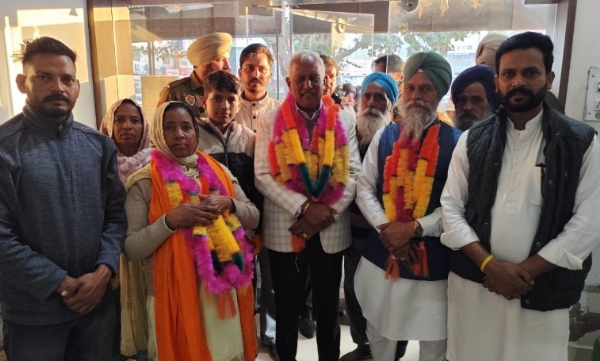 ਜ਼ਿਲ੍ਹਾ ਪ੍ਰੀਸ਼ਦ ਅਤੇ ਪੰਚਾਇਤ ਸੰਮਤੀ ਦੀਆਂ ਚੋਣਾਂ ’ਚੋ ਜੇਤੂ ਰਹਿਣ ਵਾਲੇ ਉਮੀਦਵਾਰਾਂ ਨਾਲ ਬਰਿੰਦਰ ਕੁਮਾਰ ਗੋਇਲ।