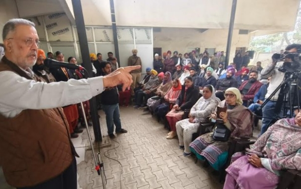 ਡਾ. ਬਲਬੀਰ ਸਿੰਘ ਹਲਕਾ ਵਾਸੀਆ ਅਤੇ ਜੇਤੂ ਉਮੀਦਵਾਰਾ ਨੂੰ ਸੰਬੋਧਨ ਕਰਦੇ ਹੋਏ। ਡਾ. ਬਲਬੀਰ ਸਿੰਘ ਹਲਕਾ ਵਾਸੀਆ ਅਤੇ ਜੇਤੂ ਉਮੀਦਵਾਰਾ ਨੂੰ ਸੰਬੋਧਨ ਕਰਦੇ ਹੋਏ।