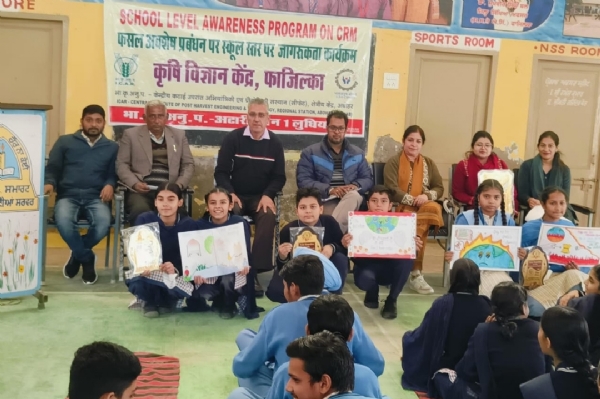 ਕੇਵੀਕੇ ਫਾਜ਼ਿਲਕਾ ਵਲੋਂ ਤਿੰਨ ਸਕੂਲਾਂ ਵਿੱਚ ਫਸਲਾਂ ਦੀ ਰਹਿੰਦ-ਖੂੰਹਦ ਪ੍ਰਬੰਧਨ ਬਾਰੇ ਆਯੋਜਿਤ ਜਾਗਰੂਕਤਾ ਪ੍ਰੋਗਰਾਮ ਦਾ ਦ੍ਰਿਸ਼.