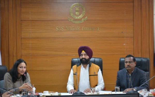 ਮੰਤਰੀ ਲਾਲਜੀਤ ਸਿੰਘ ਭੁੱਲਰ ਪੱਤਰਕਾਰਾਂ ਨਾਲ ਗੱਲਬਾਤ ਦੌਰਾਨ.