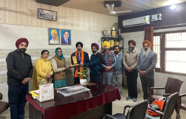 ਹਾਕੀ ਖਿਡਾਰੀ ਮਨਮੀਤ ਸਿੰਘ ਦਾ ਜ਼ਿਲ੍ਹਾ ਖੇਡ ਅਫਸਰ ਵਿਸ਼ੇਸ਼ ਸਨਮਾਨ ਕਰਦੇ ਹੋਏ.