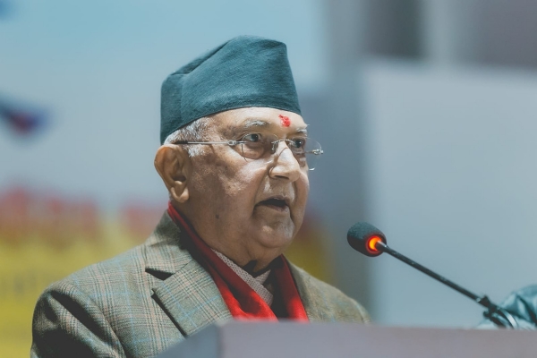 ਓਲੀ ਨਵੇਂ ਨਿਯੁਕਤ ਪਾਰਟੀ ਅਹੁਦੇਦਾਰਾਂ ਨੂੰ ਸਹੁੰ ਚੁਕਾਉਂਦੇ ਹੋਏ