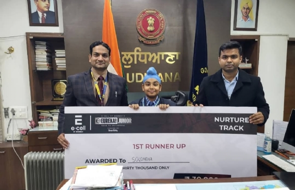 ਵਿਦਿਆਰਥੀਆਂ ਨੂੰ ਸਨਮਾਨਿਤ ਕਰਦੇ ਹੋਏ ਡਿਪਟੀ ਕਮਿਸ਼ਨਰ