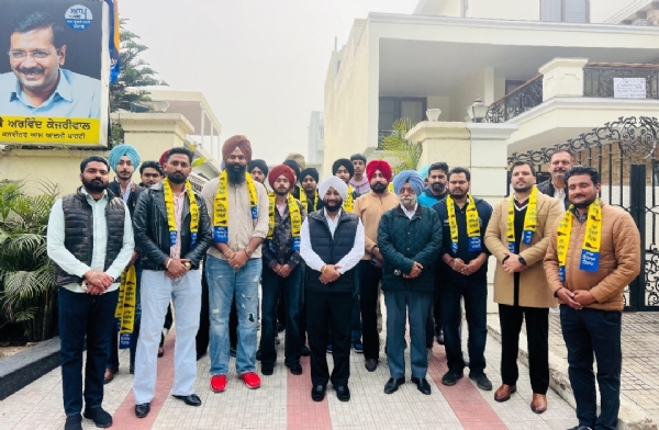 ਆਮ ਆਦਮੀ ਪਾਰਟੀ ਵਿੱਚ ਸ਼ਾਮਿਲ ਹੋਏ ਨਵੇਂ ਨੌਜਵਾਨ ਆਗੂ ਵਿਧਾਇਕ ਕੁਲਵੰਤ ਸਿੰਘ ਨਾਲ.