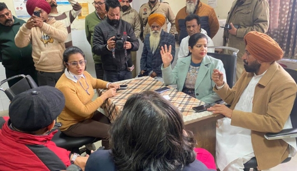 ਮੇਅਰ ਇੰਦਰਜੀਤ ਕੌਰ ਅਤੇ ਵਿਧਾਇਕ ਗਰੇਵਾਲ ਸੁਭਾਸ਼ ਨਗਰ ਯੂ.ਸੀ.ਐਚ.ਸੀ ਦਾ ਨਿਰੀਖਣ ਕਰਨ ਮੌਕੇ।