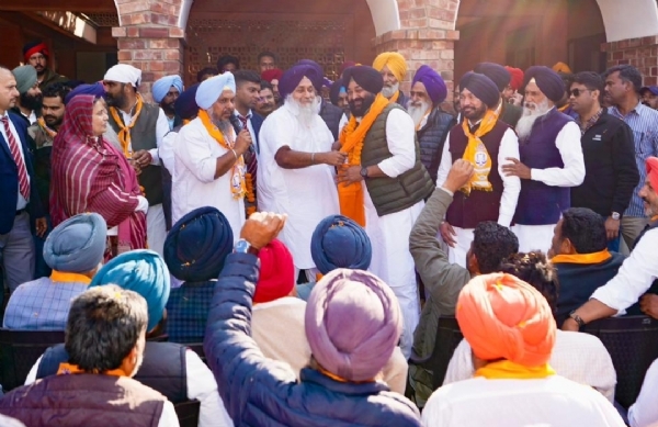 ਜੇਤੂ ਉਮੀਦਵਾਰਾ ਨੂੰ ਸਨਮਾਨਿਤ ਕਰਦੇ ਹੋਏ ਸੁਖਬੀਰ ਬਾਦਲ.