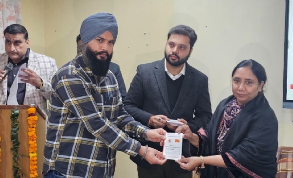 ਮੰਤਰੀ ਡਾ. ਬਲਜੀਤ ਕੌਰ ਅੰਤਰ-ਜਾਤੀ ਵਿਆਹ ਸਕੀਮ ਹੇਠ ਰਾਸ਼ੀ ਵੰਡਦੇ ਹੋਏ.