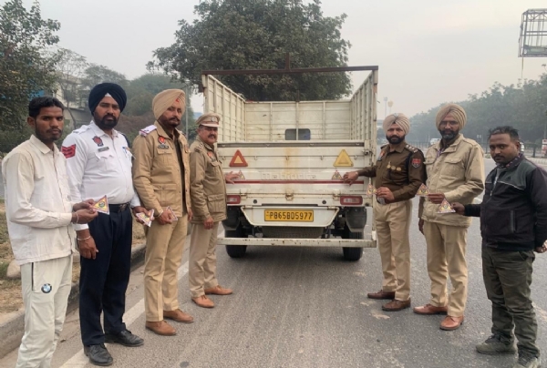 ਮੋਹਾਲੀ ਟਰੈਫਿਕ ਪੁਲਿਸ ਦੇ ਮੁਲਾਜ਼ਮ ਵਾਹਨ ਉੱਤੇ ਰਿਫਲੈਕਟਰ ਲਾਉਂਦੇ ਹੋਏ.