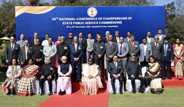 ਤੇਲੰਗਾਨਾ ਪਬਲਿਕ ਸਰਵਿਸ ਕਮਿਸ਼ਨ ਵੱਲੋਂ ਹੈਦਰਾਬਾਦ ਵਿੱਚ ਆਯੋਜਿਤ ਪਬਲਿਕ ਸਰਵਿਸ ਕਮਿਸ਼ਨਾਂ ਦੇ ਚੇਅਰਮੈਨਾਂ ਦੇ ਰਾਸ਼ਟਰੀ ਸੰਮੇਲਨ ਦੇ ਉਦਘਾਟਨ ਸਮੇਂ ਰਾਸ਼ਟਰਪਤੀ ਮੁਰਮੂ।