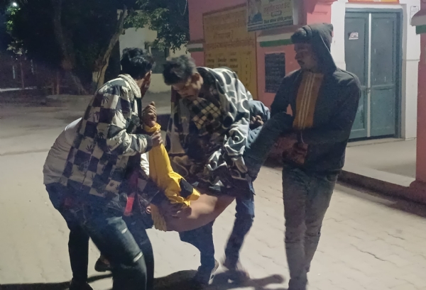 ਜ਼ਖਮੀ ਨੂੰ ਸਿਹਤ ਕੇਂਦਰ ਲਿਆਉਂਦੇ ਹੋਏ ਪਰਿਵਾਰਕ ਮੈਂਬਰ।