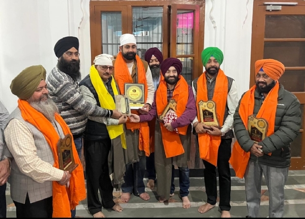 ਅੰਮ੍ਰਿਤ ਕਲਸੀ ਅਤੇ ਜੋਗਿੰਦਰ ਅੰਗੂਰਾਲਾ  ਥੈਲਾਸੀਮੀਆ ਦੇ ਮਰੀਜ ਬੱਚਿਆਂ ਲਈ ਕੰਮ ਕਰ ਰਹੀ ਸੰਸਥਾ ਸਨਮਾਨਿਤ ਕਰਦੇ ਹੋਏ.