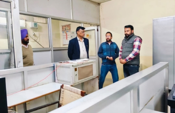 ਐਸ.ਡੀ.ਐਮ. ਲਹਿਰਾ ਮੂਨਕ ਦੇ ਪਟਵਾਰਖ਼ਾਨੇ ਦੀ ਅਚਨਚੇਤ ਚੈਕਿੰਗ ਦੌਰਾਨ.