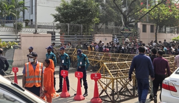 ਢਾਕਾ ਵਿੱਚ ਪੁਲਿਸ ਨੇ ਐਵਰਕੇਅਰ ਹਸਪਤਾਲ ਦੀ ਸੁਰੱਖਿਆ ਵਧਾ ਦਿੱਤੀ ਹੈ। ਢਾਕਾ ਵਿੱਚ ਪੁਲਿਸ ਨੇ ਐਵਰਕੇਅਰ ਹਸਪਤਾਲ ਦੀ ਸੁਰੱਖਿਆ ਵਧਾ ਦਿੱਤੀ ਹੈ।