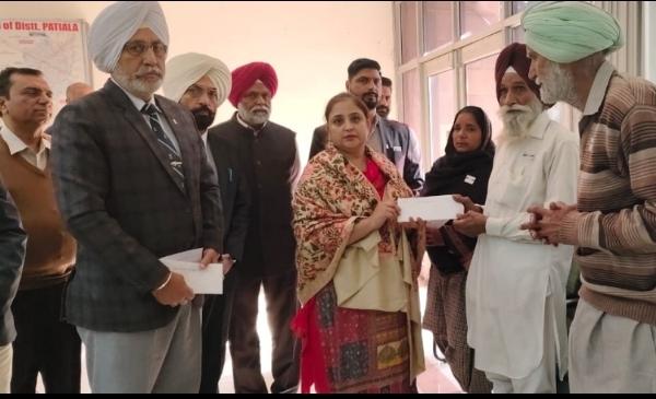 ਫਲੈਗ ਡੇਅ ਫੰਡ ਤੋਂ 6 ਲਾਭਪਾਤਰੀਆਂ ਨੂੰ ਮਾਲੀ ਸਹਾਇਤਾ ਦੇ ਚੈੱਕ ਜਾਰੀ ਕਰਨ ਮੌਕੇ ਏ. ਡੀ. ਸੀ. ਪਟਿਆਲਾ