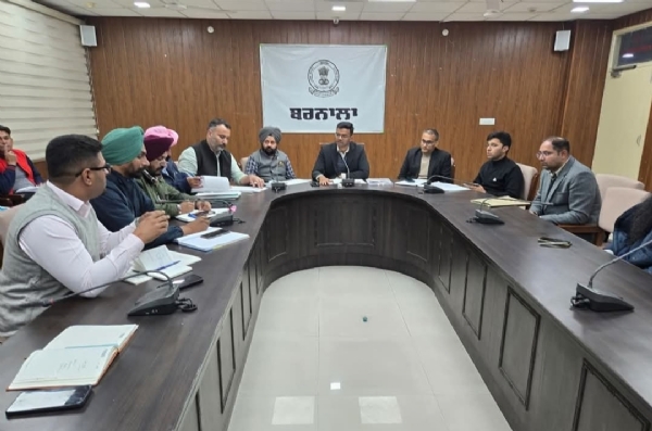 ਡਿਪਟੀ ਕਮਿਸ਼ਨਰ ਬਰਨਾਲਾ ਅਧਿਕਾਰੀਆਂ ਨਾਲ ਮੀਟਿੰਗ ਦੌਰਾਨ.