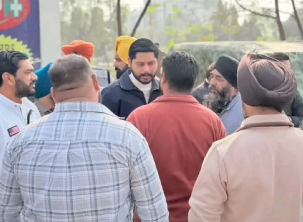 ਵਿਧਾਇਕ ਸ਼ੈਰੀ ਕਲਸੀ ਲੋਕ ਮਿਲਣੀ ਕਰਕੇ ਲੋਕਾਂ ਦੀਆਂ ਮੁਸ਼ਕਿਲਾਂ ਸੁਣਦੇ ਹੋਏ.