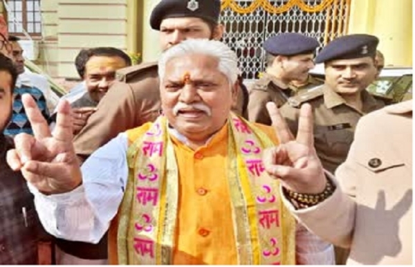 ਡਾ. ਪ੍ਰੇਮ ਕੁਮਾਰ ਜਿੱਤ ਦਾ ਚਿੰਨ੍ਹ ਦਿਖਾਉਂਦੇ ਹੋਏ।