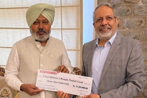 ਕੈਪੀਟਲ ਸਮਾਲ ਫਾਈਨਾਂਸ ਬੈਂਕ ਦੇ ਮੈਨੇਜਿੰਗ ਡਾਇਰੈਕਟਰ ਅਤੇ ਸੀ.ਈ.ਓ. ਸਰਵਜੀਤ ਸਿੰਘ ਸਮਰਾ ਵੱਲੋਂ 31 ਲੱਖ ਰੁਪਏ ਦਾ ਚੈੱਕ ਵਿੱਤ ਮੰਤਰੀ ਨੂੰ ਸੌਂਪਦੇ ਹੋਏ