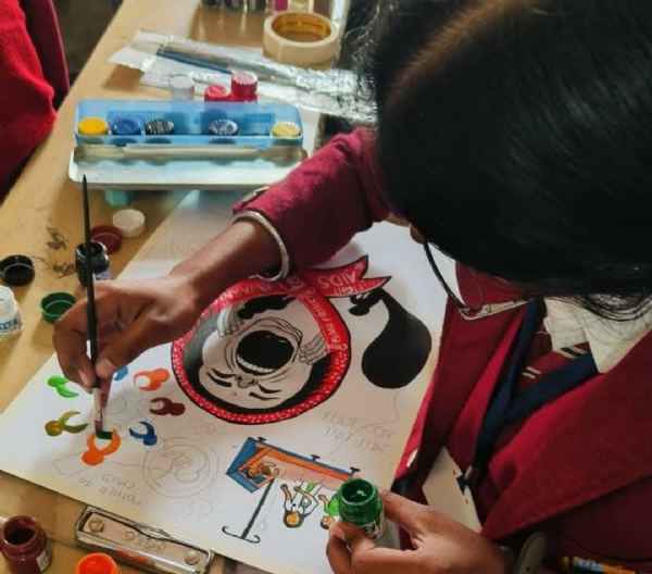 ਪੋਸਟਰ ਮੁਕਾਬਲੇ ਦੌਰਾਨ ਵਿਦਿਆਰਥਣ ਪੇਂਟਿੰਗ ਬਣਾਉਂਦੇ ਹੋਏ. ਪੋਸਟਰ ਮੁਕਾਬਲੇ ਦੌਰਾਨ ਵਿਦਿਆਰਥਣ ਪੇਂਟਿੰਗ ਬਣਾਉਂਦੇ ਹੋਏ.