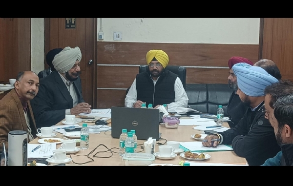 ਲੋਕ ਨਿਰਮਾਣ ਮੰਤਰੀ ਵਿਭਾਗ ਦੇ ਸੜਕੀ ਕਾਰਜਾਂ ਨਾਲ ਸਬੰਧਤ ਪ੍ਰੋਜੈਕਟਾਂ ਦੀ ਸਮੀਖਿਆ ਦੌਰਾਨ.