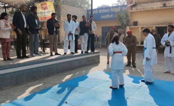 ਲੜਕੀਆਂ ਲਈ ਸ਼ੁਰੂ ਹੋਏ ਸਿਵਲ ਡਿਫ਼ੈਂਸ ਦੀ 15 ਰੋਜ਼ਾ ਕਰਾਟੇ ਟ੍ਰੇਨਿੰਗ ਪ੍ਰੋਗਰਾਮ ਦਾ ਦ੍ਰਿਸ਼.