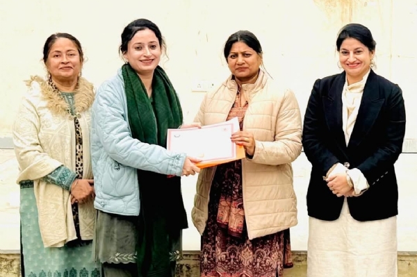 ਸਕੂਲ ਆਫ ਐਮੀਨੇਂਸ ਪੱਟੀ ਦੀ ਲੈਕਚਰਾਰ ਹਰਪ੍ਰੀਤ ਕੌਰ ਜ਼ਿਲ੍ਹਾ ਪੱਧਰੀ ਅਧਿਆਪਕ ਪਰਵ ਵਿੱਚੋਂ ਕੀਤਾ ਪਹਿਲਾ ਸਥਾਨ ਹਹਾਸਲ ਕਰਨ ਮੌਕੇ.