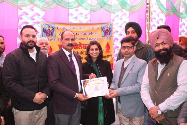 ਜ਼ਿਲ੍ਹਾ ਅਤੇ ਸੈਸ਼ਨ ਜੱਜ ਅਤੁਲ ਕਸਾਨਾ “ਯੂਥ ਅਗੇਂਸਟ ਡਰੱਗਜ਼” ਮੁਹਿੰਮ ਤਹਿਤ ਜ਼ਿਲ੍ਹਾ ਕਾਨੂੰਨੀ ਸੇਵਾਵਾਂ ਅਥਾਰਟੀ, ਐੱਸ.ਏ.ਐੱਸ. ਨਗਰ ਵੱਲੋਂ ਆਯੋਜਿਤ ਖੂਨ ਦਾਨ ਕੈਂਪ ਦੌਰਾਨ ਖੂਨ ਦਾਨ ਕਰਨ ਵਾਲੇ ਦਾਨੀਆਂ ਨੂੰ ਸਨਮਾਨਿਤ ਕਰਦੇ ਹੋਏ।