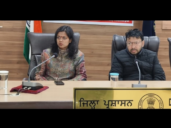 ਡਾਕਟਰ ਰਵਜੋਤ ਸਿੰਘ ਅਤੇ ਡਿਪਟੀ ਕਮਿਸ਼ਨਰ ਅਧਿਕਾਰੀਆਂ ਨਾਲ ਮੀਟਿੰਗ ਦੌਰਾਨ.