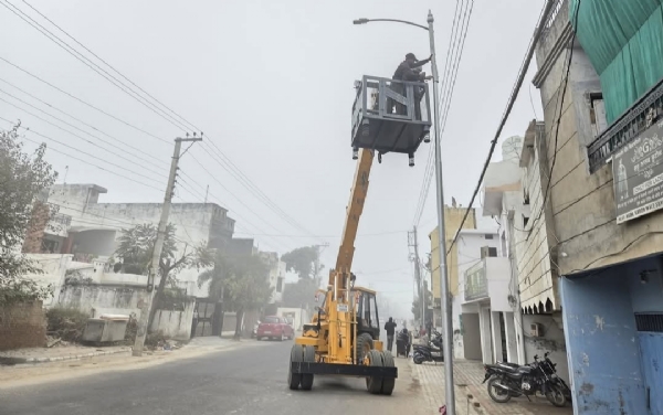 ਸਟਰੀਟ ਲਾਈਟਾ ਲਗਾਏ ਜਾਣ ਦਾ ਦ੍ਰਿਸ਼.