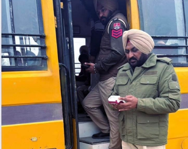 ਸਕੂਲੀ ਵਾਹਨਾਂ ਦੀ ਜਾਂਚ ਕੀਤੇ ਜਾਣ ਦਾ ਦ੍ਰਿਸ਼.