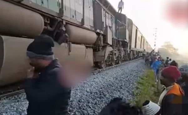 ਹਾਥੀਆਂ ਨਾਲ ਟਕਰਾਉਣ ਤੋਂ ਬਾਅਦ ਰਾਜਧਾਨੀ ਐਕਸਪ੍ਰੈਸ ਦੇ ਪਟੜੀ ਤੋਂ ਉਤਰਨ ਦੀ ਤਸਵੀਰ।