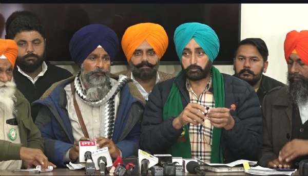 ਮੀਡੀਆ ਨਾਲ ਗੱਲਬਾਤ ਕਰਦੇ ਹੋਏ ਕਿਸਾਨ ਆਗੂ।