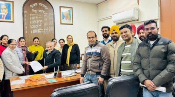 ਸਿਵਲ ਸਰਜਨ ਨਵੇਂ ਨਿਯੁਕਤ ਹੋਏ ਕਲਰਕ ਨੂੰ ਨਿਯੁਕਤੀ ਪੱਤਰ ਸੌਪਦੇ ਹੋਏ। ਸਿਵਲ ਸਰਜਨ ਨਵੇਂ ਨਿਯੁਕਤ ਹੋਏ ਕਲਰਕ ਨੂੰ ਨਿਯੁਕਤੀ ਪੱਤਰ ਸੌਪਦੇ ਹੋਏ।