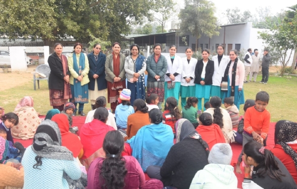 ਲੋੜਵੰਦ ਪਰਿਵਾਰਾਂ ਨੂੰ ਜਰੂਰੀ ਸਮਾਨ ਦੀ ਵੰਡ ਕਰਨ ਮੌਕੇ.